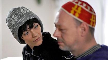 Vater und Tochter auf dem Weg in eine ungewisse Zukunft: Szene mit Rike und Uwe Weiherer. Vater und Tochter auf dem Weg in eine ungewisse Zukunft: Szene mit Rike und Uwe Weiherer.