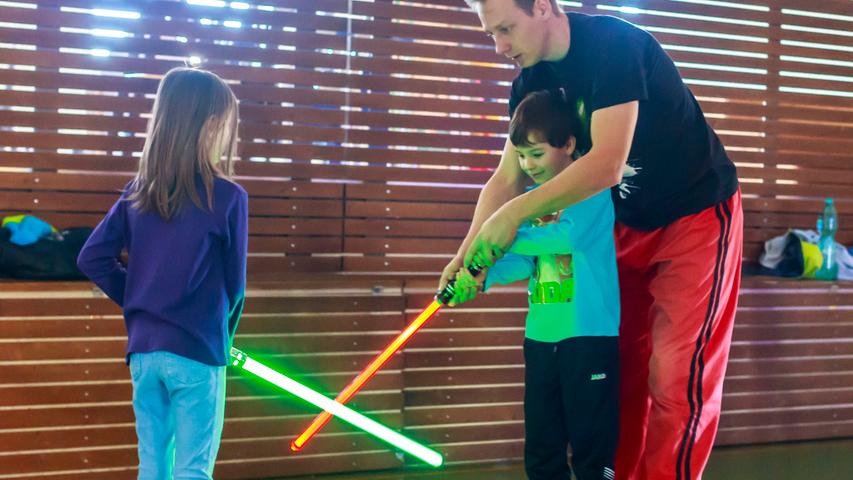 Kampfkünstler Sebastian Wales lehrt Kinder und Jugendliche in der Halle des FC Sindlbach, wie man elegant die Klinge eines Lichtschwerts führt. Ein Fechtkurs, der Lust auf den nächsten Star-Wars-Film macht.