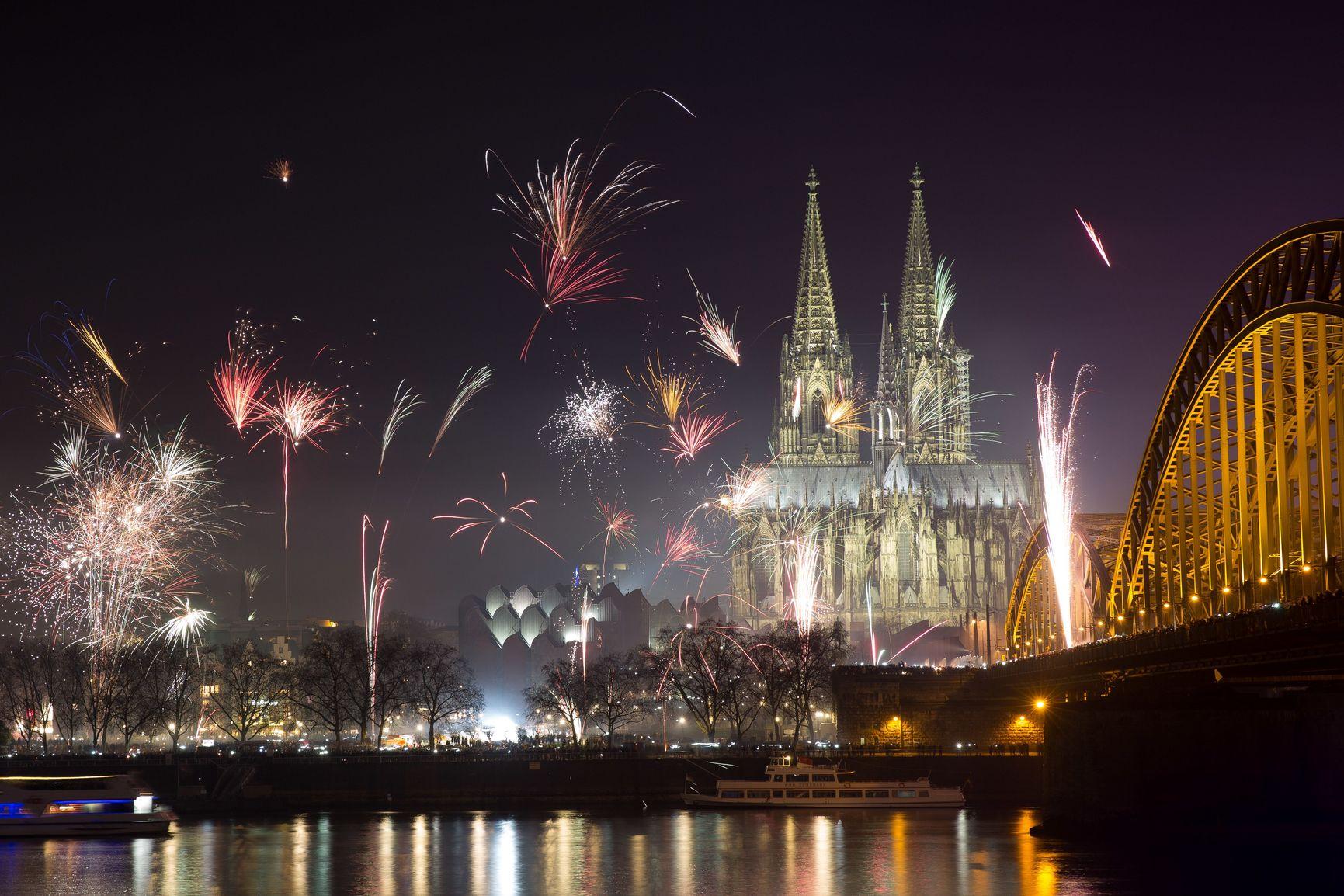 Silvester 2015: Flüchtlinge in Köln als Wachleute eingesetzt - Politik