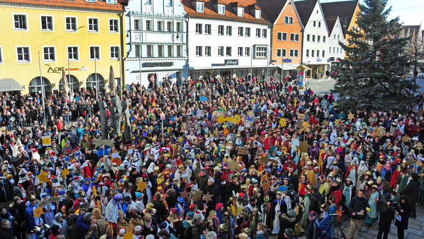 Eröffnung der Aktion Dreikönigssingen: 2000 Sternsinger in Neumarkt