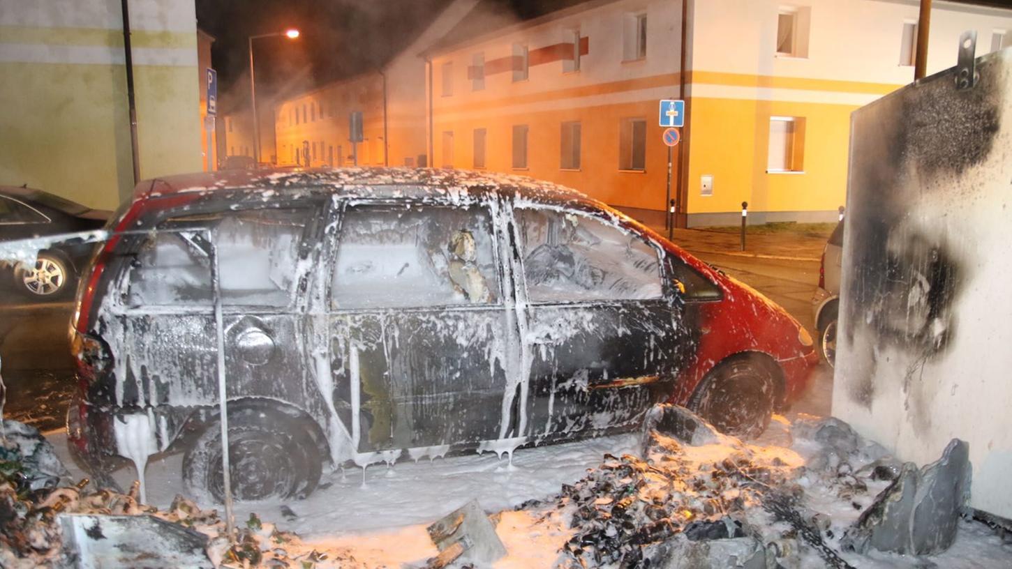 Randvoll mit Schaum: In der Sperberstraße ist am frühen Freitagmorgen ein Auto in Flammen aufgegangen.
