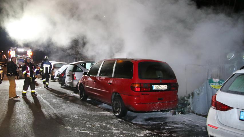 Randvoll mit Schaum: Auto nach Feuer in Südstadt zerstört