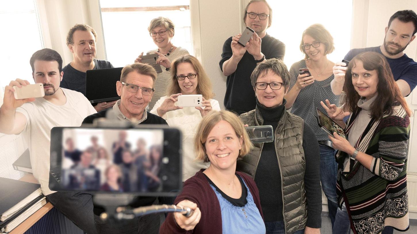 Gruppen-Selfie mit lauter smarten Typen und Telefonen