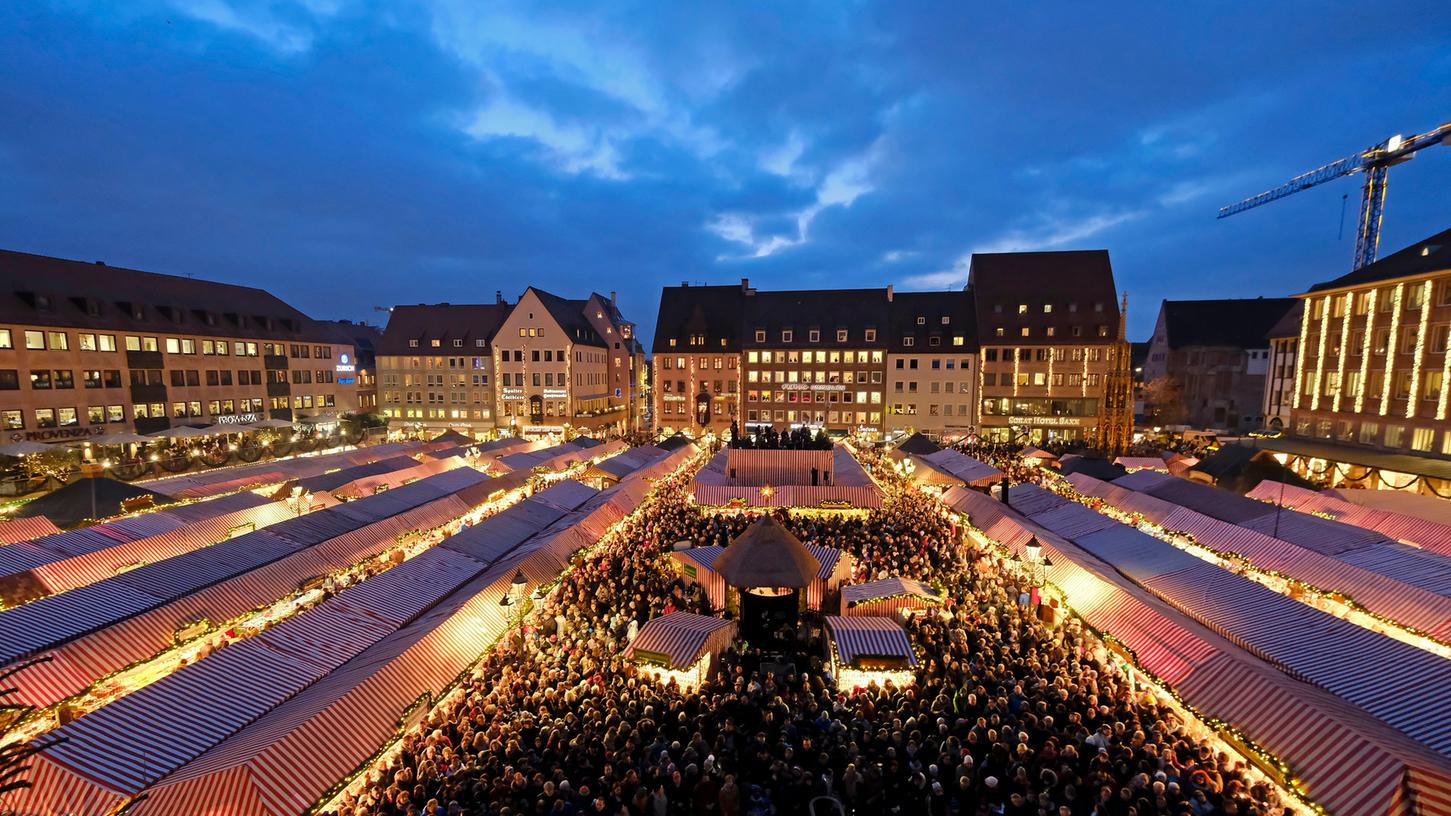 Weihnachtszeit ist Christkindlesmarktzeit! In Nürnberg ist der Besuch der legendären Budenstadt auf dem Hauptmarkt jährlich ein Muss.