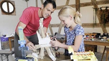 Der letzte Schliff an Monster «Spenzi»: Teilnehmerin Pia lässt sich von Kursleiter Jürgen Braun Tipps geben. Der Künstler aus Gostenhof bietet bei der «Kunstpause» einen Holz-Skulpturen-Workshop für Kinder an. Der letzte Schliff an Monster «Spenzi»: Teilnehmerin Pia lässt sich von Kursleiter Jürgen Braun Tipps geben. Der Künstler aus Gostenhof bietet bei der «Kunstpause» einen Holz-Skulpturen-Workshop für Kinder an.