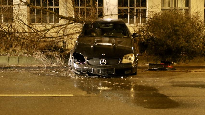 Kontrolle verloren: Mercedes landet im Gestrüpp
