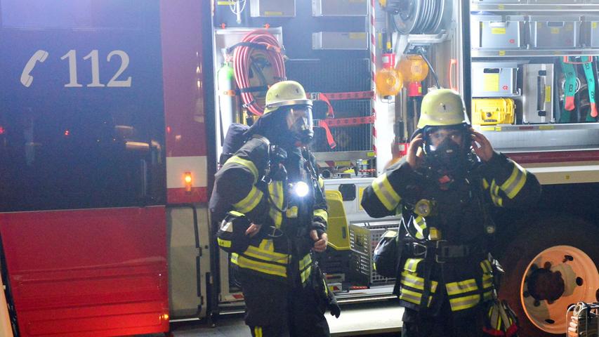 Rauch in Erlanger Nordstadt: Auto in Tiefgarage fängt Feuer