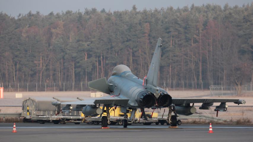 Kampfmaschinen am Airport: Eurofighter in Nürnberg geparkt
