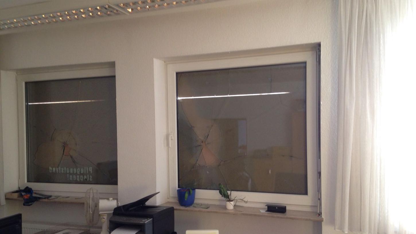 Das Büro der Linken nach dem Anschlag: Überall Scherben, die Fensterscheiben sind deutlich beschädigt. Das Büro der Linken nach dem Anschlag: Überall Scherben, die Fensterscheiben sind deutlich beschädigt.