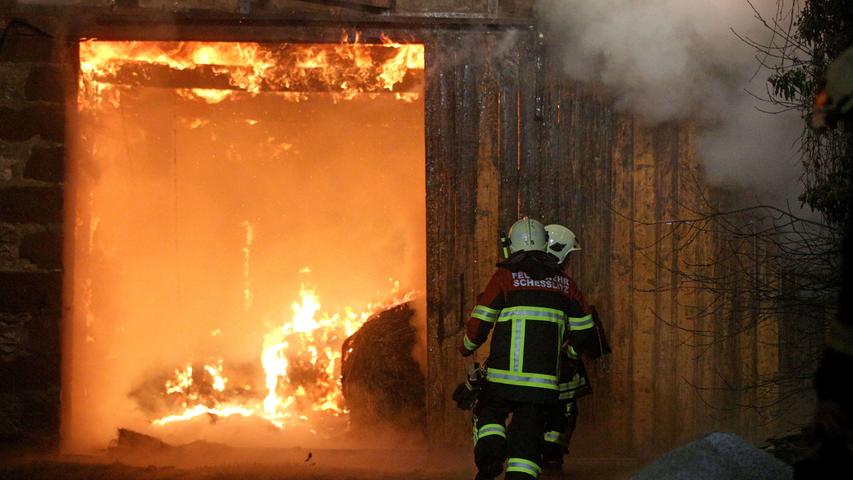 Flammen schossen aus Scheune: Großeinsatz im Landkreis Bamberg