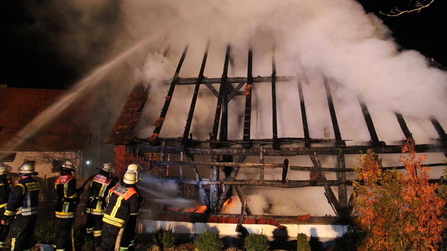 Lichterloh in Flammen stand eine Landscheune in Drosendorf in der Nacht auf Neujahr. Verletzt wurde bei dem Brand niemand.