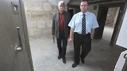 Wilfried Dietsch und Stephan Popp (von links) vom Förderverein des Kriminalmuseums im Gewölbe unter dem Rathaus, wo demnächst eine alte Arrestzelle, ein begehbarer Tatort und vieles andere zu sehen sein wird. Wilfried Dietsch und Stephan Popp (von links) vom Förderverein des Kriminalmuseums im Gewölbe unter dem Rathaus, wo demnächst eine alte Arrestzelle, ein begehbarer Tatort und vieles andere zu sehen sein wird.