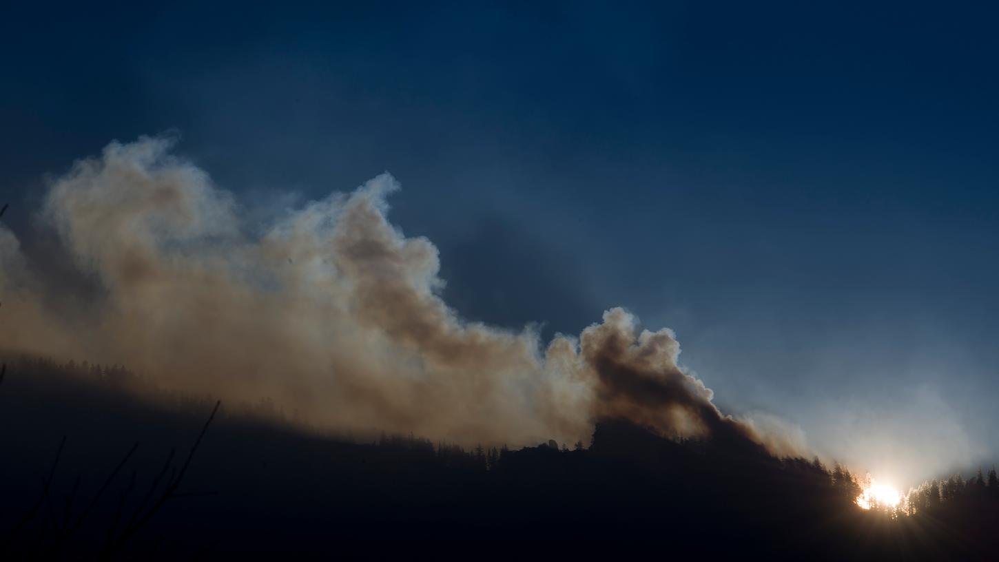 Wanderer zündet Signalfeuer und steckt Berg in Brand 