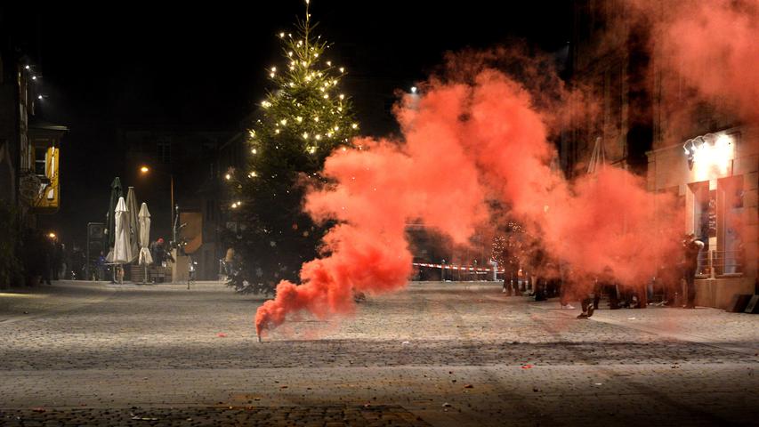 In Fürth und Umgebung wurde zu Silvester kräftig gefeiert...roter Nebel auf dem Marktplatz in Fürth.