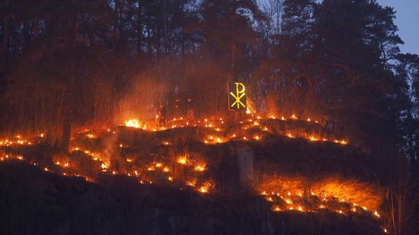 An Silvester erleuchten dank der Hilfe der Aktiven der Freiwilligen Feuerwehr die Hänge rund um Nankendorf. Das dortige Lichterfest beginnt um 17 Uhr.