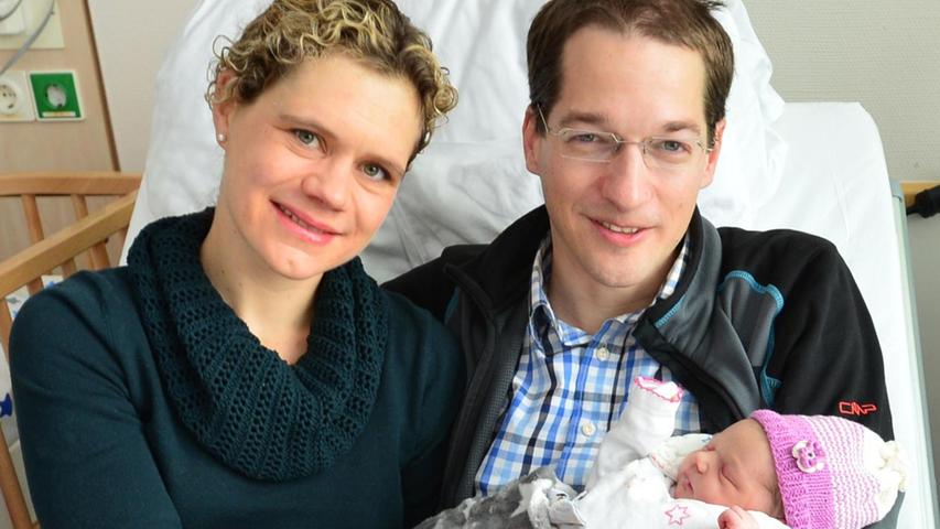 Um exakt 3.43 Uhr war es soweit: In Neumarkt kam am 1. Januar das erste Baby des neuen Jahres zur Welt. Die kleine Jana liegt hier im Klinikum in den Armen ihrer stolzen Eltern Cornelia und Thomas Bahr.