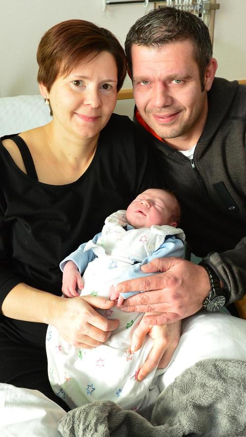 Um punkt 7 Uhr kam der kleine Leopold Thomas in Neumarkt zur Welt. Die Eltern Andrea und Florian Preis sind sichtlich stolz auf ihren Nachwuchs.