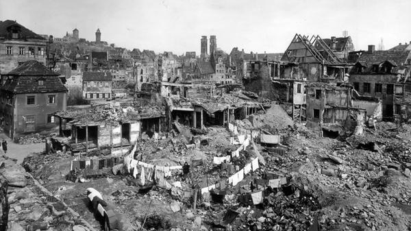 Ein Blick von der Westtormauer auf die Kreuzgasse. In den Trümmern hängen Bewohner der Stadt ihre Wäsche auf.