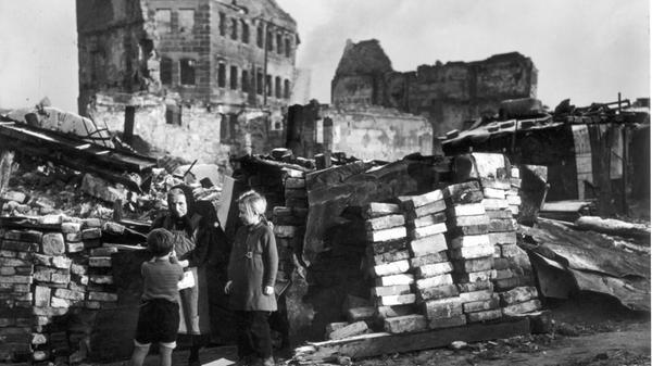 In den Trümmern der Stadt war die Kindheit einer ganzen Generation alles andere als unbeschwert.