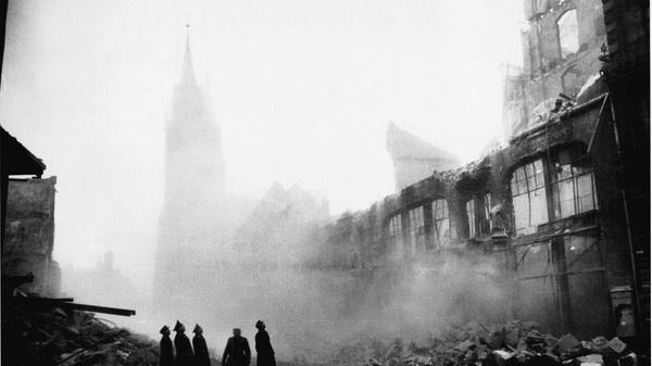 Dieses Bild zeigt die Reste eines zerstörten Geschäftshauses in der Königsstraße.