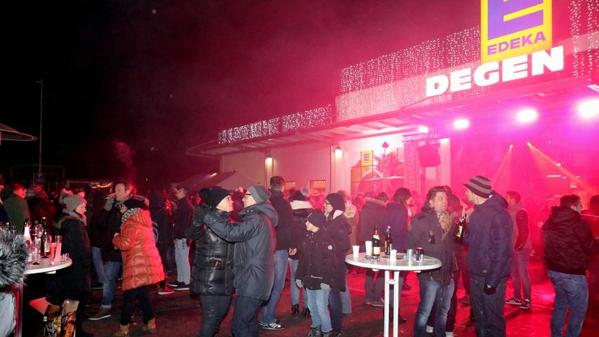 So feierten die Adelsdorfer am Edeka-Parkplatz.