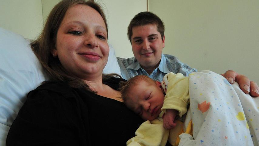 Stolze Eltern des ersten Forchheimer Neujahrsbabys: Andrea und Nick Neumann aus Schlammersdorf mit ihrem ersten Sohn Bastian auf der Geburtsstation des Klinikums.