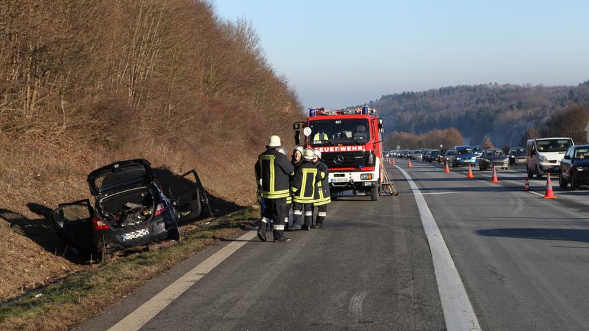 Unfall auf der A6: Opel überschlägt sich bei Aurach