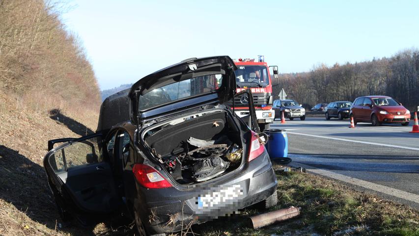 Unfall auf der A6: Opel überschlägt sich bei Aurach