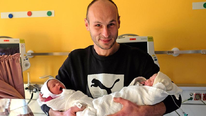 Die ersten Erdenbürger, die 2017 in der Erlanger Kinderklinik geboren wurden, kamen gleich im Doppelpack: die Zwillinge Mila (links) und Linus (rechts) auf dem Arm des strahlenden Vaters Martin Schwanethal.