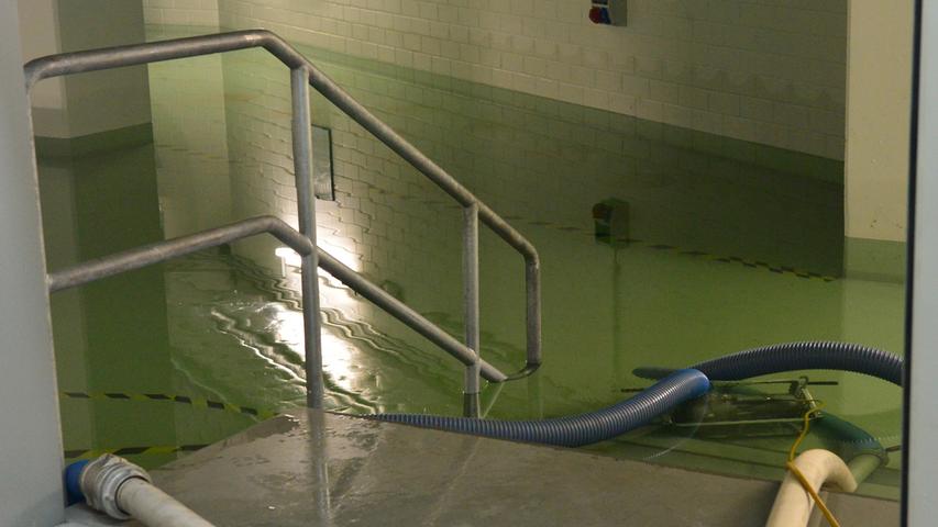 Im Keller stand das Wasser fast zwei Meter hoch. Geplatzt war ein zehn Zentimeter dickes Rohr der Klimaanlage.