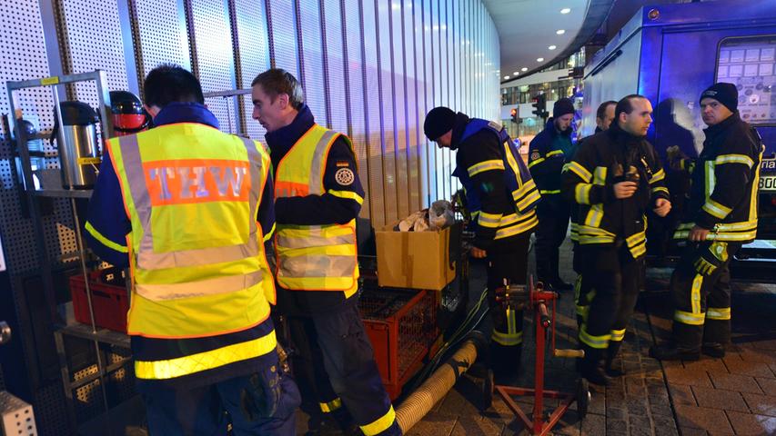 Stärkung für Feuerwehrleute und THW-Kräfte: Ihr Einsatz begann mitten in der Nacht. Um drei Uhr morgens hatte der Sicherheitsdienst der Arcaden die Havarie festgestellt und ...