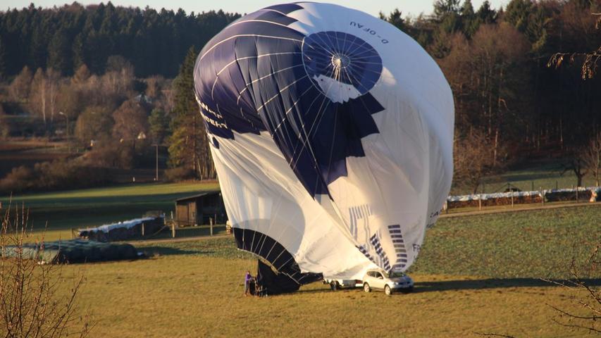 Hoch hinaus: Ballon fliegt bei Traumwetter über Lauf