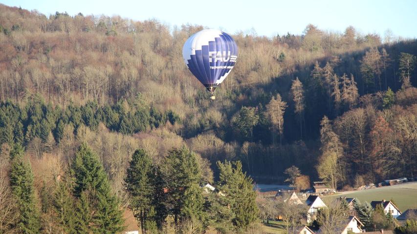 Hoch hinaus: Ballon fliegt bei Traumwetter über Lauf