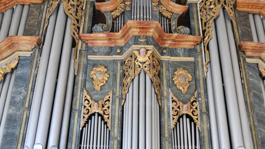 Mehrere Sachverständige hatten sich die Orgel angesehen: Lager sind verschlissen, Relais oxidiert, Blasebalg und Windläden beschädigt.
