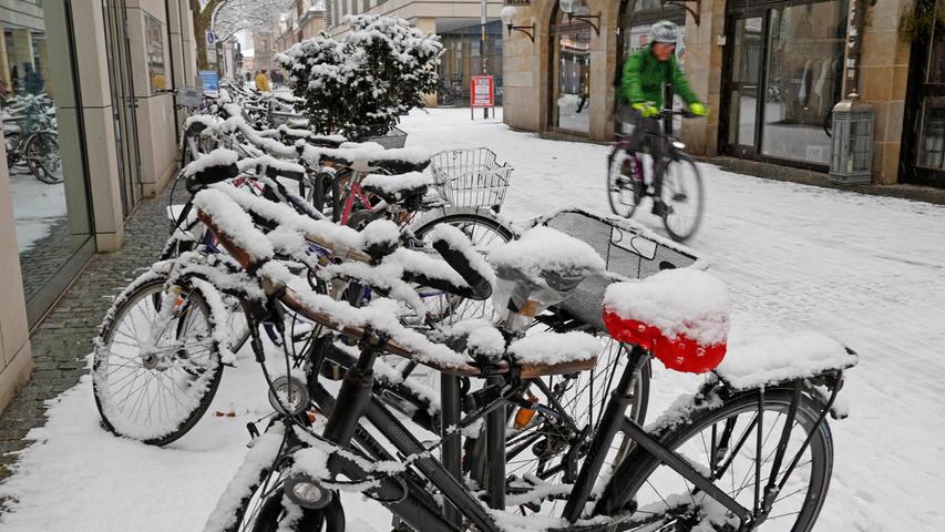 Über Nacht hat sich Erlangen in ein weißes Winter-Wunderland verwandelt. Während auf den Straßen größtenteils alles ruhig blieb, zog es viele hinaus zum Schneemann-Bauen oder Schlittenfahren.