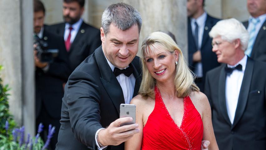 Auch in den sozialen Netzwerken ist Söder emsig unterwegs: Hier posiert er mit seiner Frau Karin für ein Selfie auf den Bayreuther Festspielen 2015.