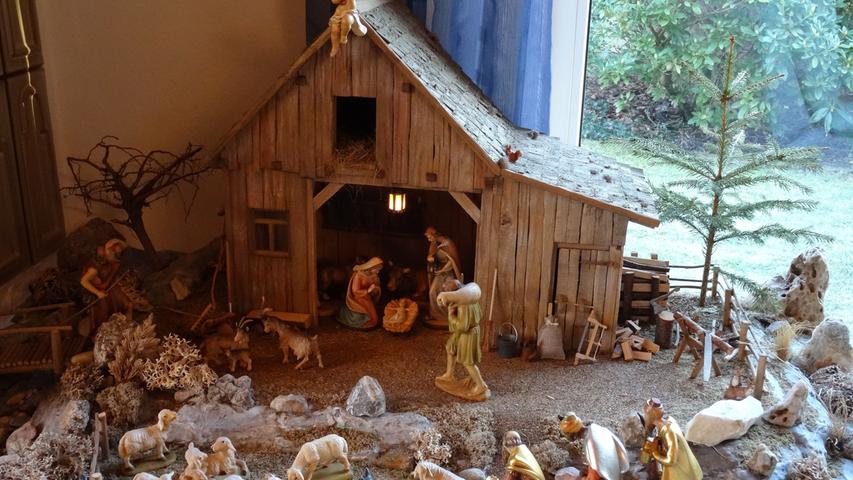 Vor 15 Jahren hat die Familie Stüpfert von einem Urlaub im Dorf Tirol in Südtirol die ersten Krippenfiguren mitgebracht.  Nun musste dazu auch die Krippe gebaut werden. Jedes Brettchen hat Kurt Küpfert einzeln geschnitten, auf alt getrimmt und dann zusammengeleimt. Der Dachstuhl wurde aus Stäbchen von Feuerwerksraketen gebaut. Und nach jedem Urlaub in Südtirol kamen dann noch Figuren hinzu. Wie sieht Ihre Krippe aus? Schicken Sie uns ein Foto per Mail an redaktion-neumarkt@pressenetz.de Kennwort "Krippe"