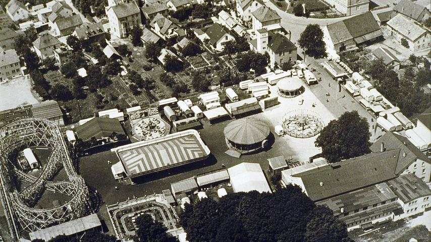 Der Festplatz mit der Stadthalle um unteren Rand in den 60er Jahren.