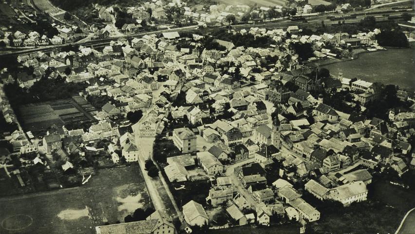 Diese Luftaufnahme Treuchtlingens stammt vermutlich aus dem Jahr 1941. Am unteren Rand ist die Stadthalle zu sehen.