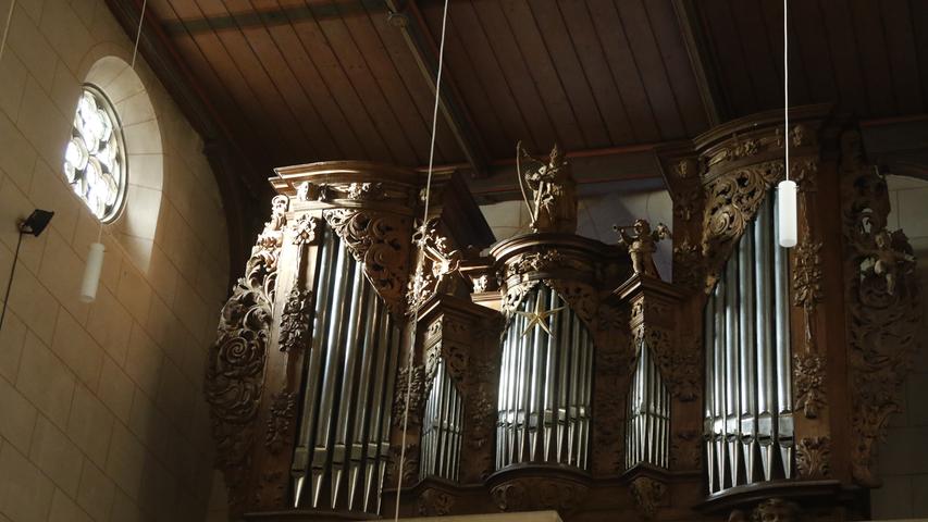 Die große Orgel kann während der Sanierungsphase nur bei besonderen Anlässen gespielt werden. Ansonsten ist sie unter einer Hülle vor Staub geschützt.