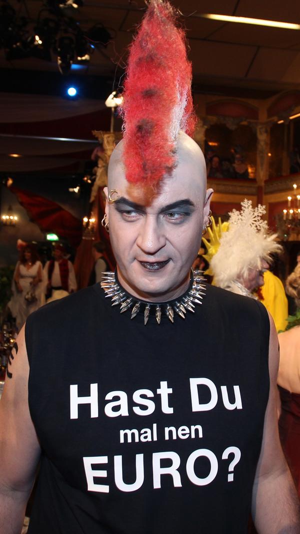 Die Auszeichnung war verdient, anders kann man's nicht sagen. Für seine Faschingskostüme 2012 wagte er sich sogar "auf die andere Seite der Macht" und kam als Punk nach Veitshöchheim.