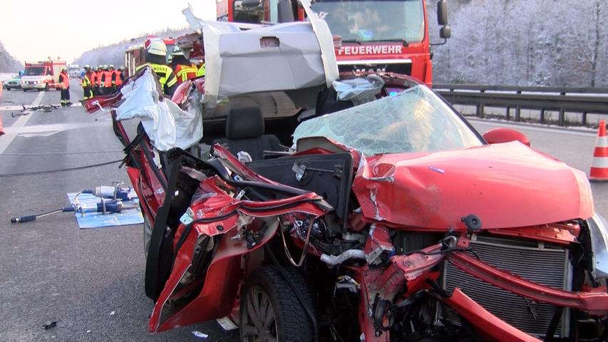 Beifahrerin eingeklemmt: Schwerer Unfall auf der A3