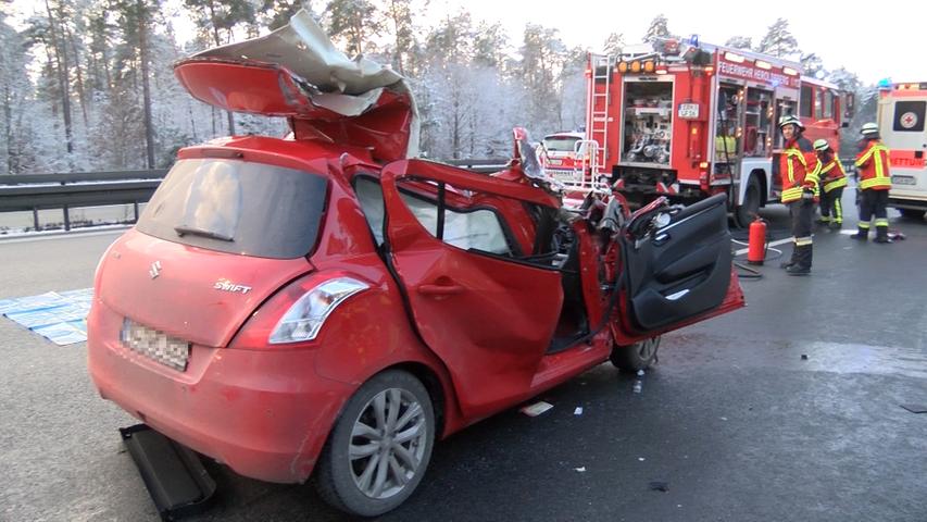 Beifahrerin eingeklemmt: Schwerer Unfall auf der A3