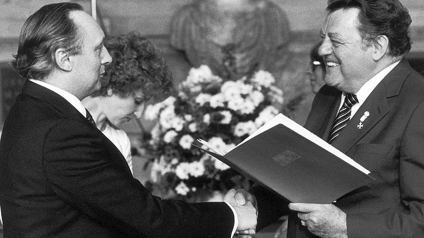 Vom damaligen Ministerpräsidenten Franz Josef Strauß erhielt Georg Schaeffler 1982 den Bayerischen Verdienstorden.