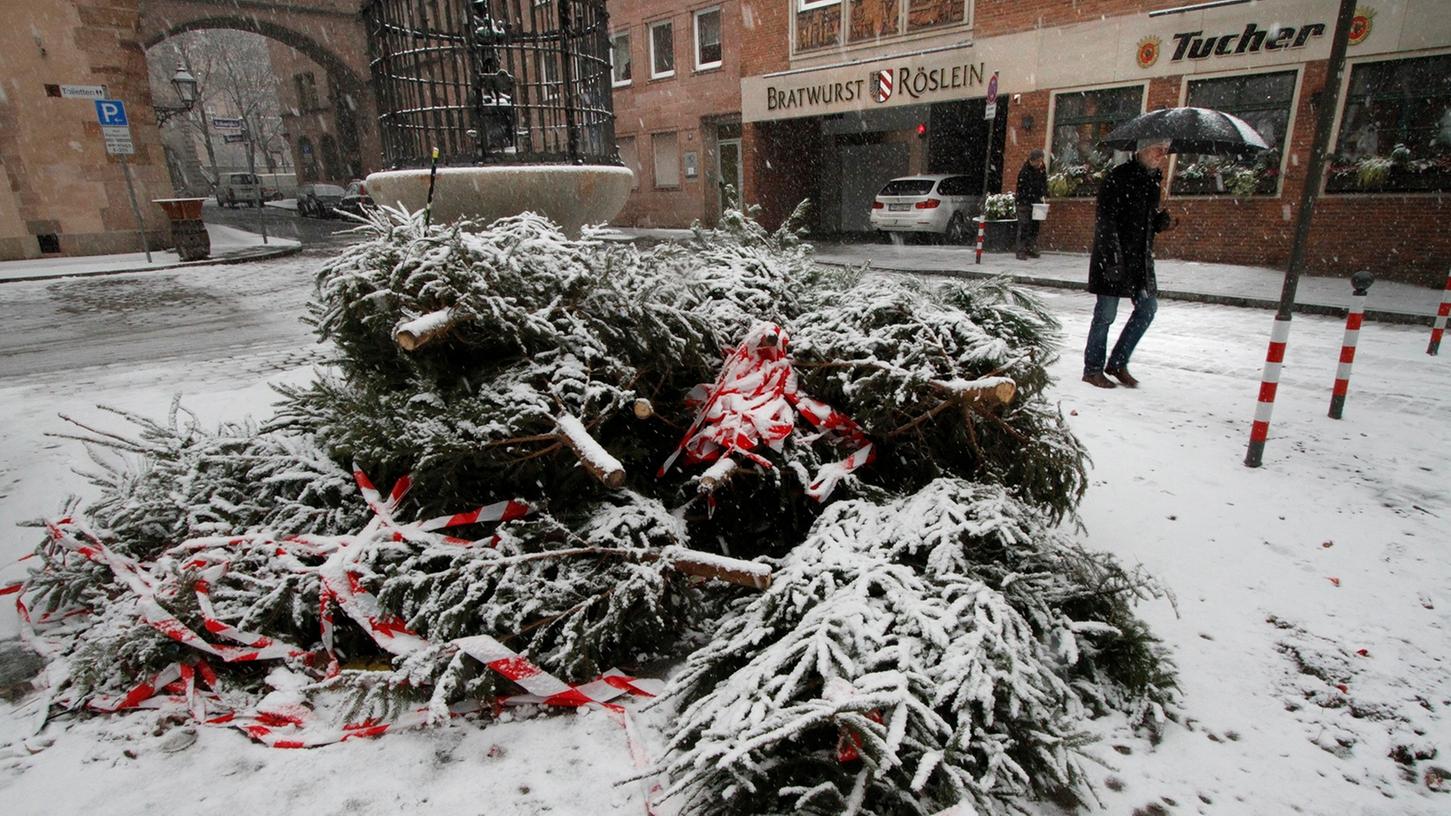 Der Abfallwirtschaftsbetrieb der Stadt Nürnberg (ASN) sorgt auch heuer wieder vom 9. bis 20. Januar für die Abholung der Christbäume.