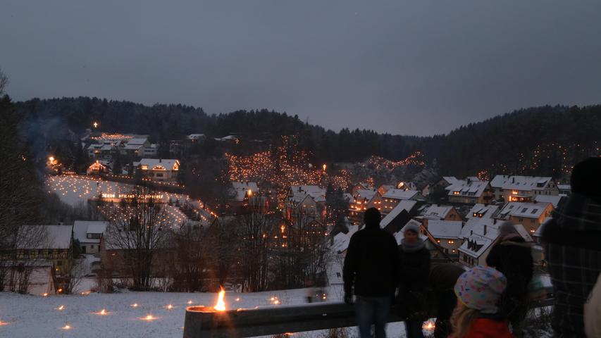 Obertrubach leuchtet: Lichtermeer zur Ewigen Anbetung
