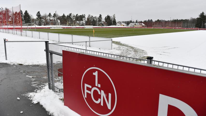50 Zuschauer haben sich immerhin ans Trainingsgelände des 1. FC Nürnberg getraut. Der Platz war geräumt, die Bedingungen für einen erfolgreichen Start also - dem Wetter entsprechend - ideal.