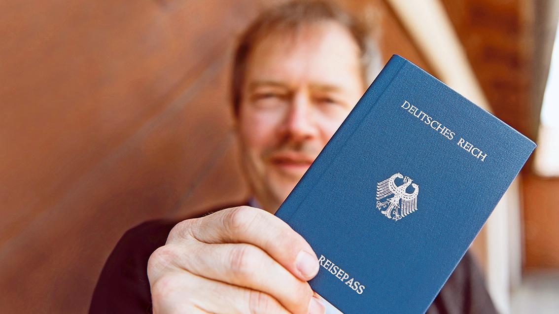 „Reichsbürger“ wie dieser Inhaber eines selbst ausgestellten Reisepasses des „Deutschen Reichs“ erkennen die Bundesrepublik und ihre Verfassung nicht an. „Reichsbürger“ wie dieser Inhaber eines selbst ausgestellten Reisepasses des „Deutschen Reichs“ erkennen die Bundesrepublik und ihre Verfassung nicht an.