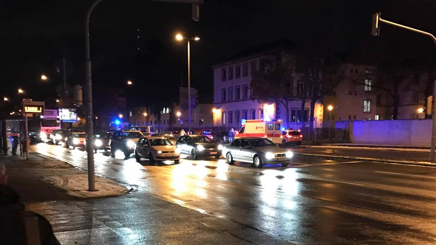 Auto erfasst Fußgänger auf Gustav-Adolf-Straße