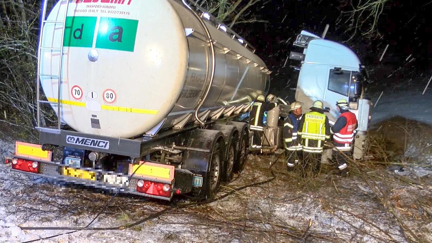Am Mittwochabend kam es auf der A6 zwischen der Rastanlage Frankenhöhe und der Autobahnausfahrt Aurach im Landkreis Ansbach zu einem Glätteunfall, an dem ein Lastwagen beteiligt war.